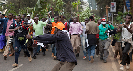 Arga människor protesterade i landet Kenya. Foto: TT.
